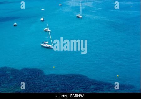Yachten in der Bucht von Cap Taillat in der Nähe von l'Escalet, Ramatuelle, Var, Provence-Alpes-Cote d'Azur, Frankreich, Europa Stockfoto