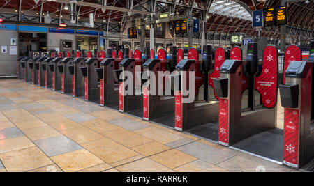 Automatisierte ticket Barrieren, Londoner Bahnhof Paddington, London, England, UK. Stockfoto