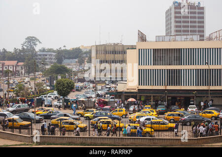 Yaoundé, Zentrale/Kamerun - 16. Februar 2016: Blick auf eine vielbefahrene Kreuzung in Kameruns Hauptstadt Yaoundé. Stockfoto