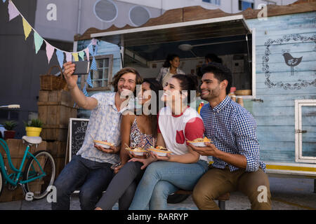 Freunde von selfie vom Mobiltelefon Stockfoto