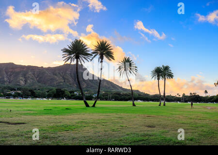 Das Diamond Head State Monument bei Sonnenaufgang, Oahu, Hawaii - Panorama Bild Stockfoto