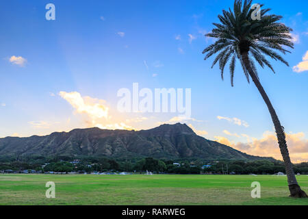 Das Diamond Head State Monument bei Sonnenaufgang, Oahu, Hawaii - Panorama Bild Stockfoto