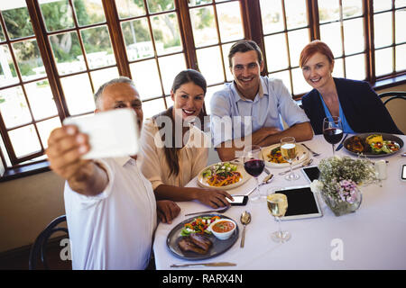 Business Leute, die selfie mit Handy Stockfoto