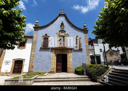 Fassade der Kirche von Barmherzigkeit (Igreja da Misericordia) im 18. Jahrhundert im Barockstil in der Stadt von Gouveia, Beira Alta, Portugal gebaut Stockfoto