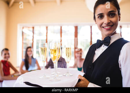 Kellnerin champagner Gläser auf Tablett im Restaurant Stockfoto