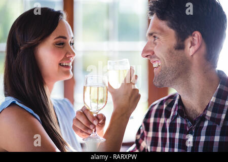 Paar weiss Wein im Restaurant Stockfoto