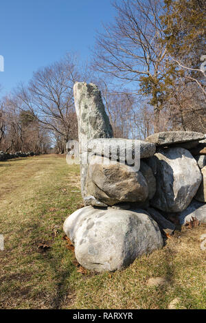 Stein auf dem Gelände von Odiorne Point State Park in Rye, New Hampshire. Im Park sind Überreste von Fort Dearborn, eine alte militärische Festung. Stockfoto