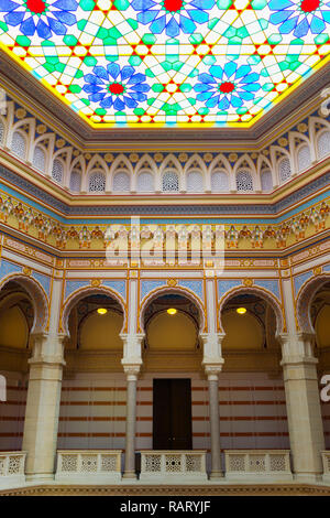 Decke aus Buntglas Vijecnica oder Rathaus Innenraum, ehemaliger National University Library, Sarajevo, Bosnien und Herzegowina Stockfoto