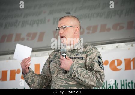 Maxwell AFB, Ala-Chief Master Sgt. Travis Alward führt Nationale Behinderung Beschäftigung Bewusstsein zu Maxwell Personal während des kulturellen Bewusstseins Tag an die Ehrengarde Hangar, 10.02.2017. CAD-Thema dieses Jahr ist "Wertschätzung von Vielfalt durch Kulturen verbinden." Stockfoto