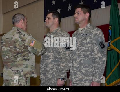 Brig. Gen. Wallace Turner fördert Noel Larson an Chief Warrant Officer Fünf bei der Armee Bereitschaft Mitte Jan. 11, 2017. Chief Warrant Officer 5 Larson Flug begann seine Karriere im Jahre 1995, fünf Jahre vor seinem Bruder Justin Larson neben ihm. Stockfoto