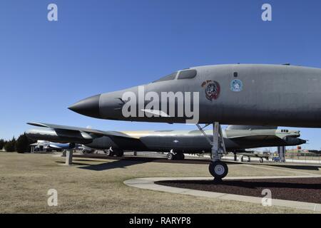 (Jetzt Boeing) Rockwell B-1 B Lancer trägt eine moderne taktische grau Lackierung, während eine B-52 Stratofortress D Insgesamt ein Schwarz trägt und Südostasien in den Hintergrund in der Charles B. Hall Memorial Park am 13.02.16, 2017, Tinker Air Force Base, Oklahoma. Der kostenlose öffentliche Park verfügt über Flugzeuge betrieben von Tinker AFB im Laufe der Jahre gepflegt oder und ist in der Nähe vom Haupteingang der Unterkunft mit kostenfreien Parkplätzen zur Verfügung. Stockfoto