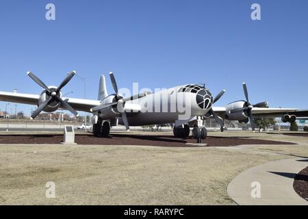 Die vierstrahligen Boeing WB-29 Superfortress trägt einen weißen Anstrich in der Charles B. Hall Memorial Park am 13.02.16, 2017, Tinker Air Force Base, Oklahoma. B-29 s gepflegt wurden und Tinker während ihrer Lebensdauer überholt. Stockfoto