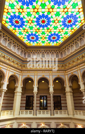 Decke aus Buntglas Vijecnica oder Rathaus Innenraum, ehemaliger National University Library, Sarajevo, Bosnien und Herzegowina Stockfoto