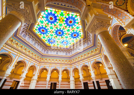 Decke aus Buntglas Vijecnica oder Rathaus Innenraum, ehemaliger National University Library, Sarajevo, Bosnien und Herzegowina Stockfoto