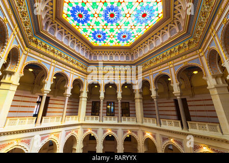 Decke aus Buntglas Vijecnica oder Rathaus Innenraum, ehemaliger National University Library, Sarajevo, Bosnien und Herzegowina Stockfoto