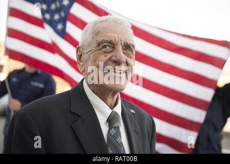 "Papa Jack" Cowley, ein 30-jähriger Veteran der Coast Guard Auxiliary, steht in der Schrift der Nationalen ensign als Küstenwache bereiten die Flagge in Woods Hole, Massachusetts, Samstag, Februar 4, 2017 zu erhöhen. Fahnenmast der Station errichtet wurde, weil der Cowley's Initiative und ist ihm gewidmet, die auf die Tafel geschrieben, "für seine selbstlose und eifrigen Dienst für Gruppe Woods Hole." der US-Küstenwache Stockfoto