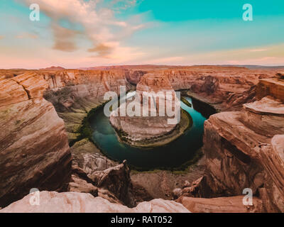 Horseshoe Bend bei Sonnenuntergang/Sonnenaufgang in Page, Arizona Stockfoto