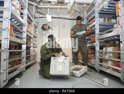 SAN DIEGO (22. März 2017) Lance Cpl. William Sanchez, Links, und Lance Cpl. Benjamin Coneo bestand, ob an Bord der Amphibisches Schiff USS America (LHA 6). Amerika ist eine Aviation centric Amphibisches Schiff, Marine Aviation Anforderungen unterstützt, von kleinen, blindbewerbungen einer Expeditionary strike Group, zu gewaltsamen Eindringen Missionen in den großen Theatern von Krieg. Stockfoto