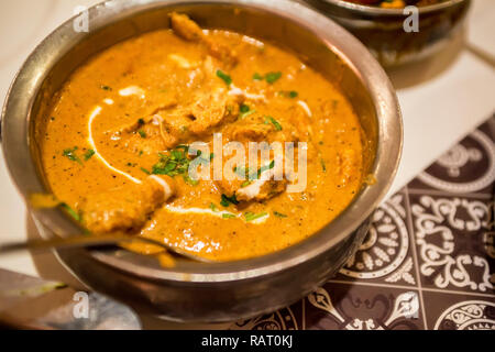 Köstliche Mulligatawny Suppe in Metallschale, traditionelle indische Küche Stockfoto
