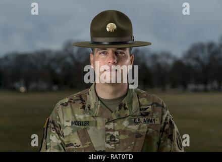 Sgt. 1. Klasse Josua Moeller, U.S. Army Reserve drill instructor und die 2016 US-Armee Noncommissioned Officer des Jahres, nimmt an einem marketing Foto schießen, indem das Amt des Chefs der Armee finden in Fort Belvoir, Virginia, 24.02.14, organisiert von der U.S. Army Reserve zu fördern. Stockfoto