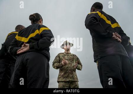 Sgt. 1. Klasse Josua Moeller, U.S. Army Reserve drill instructor und die 2016 US-Armee Noncommissioned Officer des Jahres, nimmt an einem marketing Foto schießen, indem das Amt des Chefs der Armee finden in Fort Belvoir, Virginia, 24.02.14, organisiert von der U.S. Army Reserve zu fördern. Stockfoto