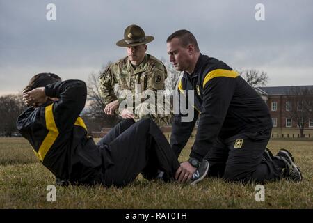 Sgt. 1. Klasse Josua Moeller, U.S. Army Reserve drill instructor und die 2016 US-Armee Noncommissioned Officer des Jahres, nimmt an einem marketing Foto schießen, indem das Amt des Chefs der Armee finden in Fort Belvoir, Virginia, 24.02.14, organisiert von der U.S. Army Reserve zu fördern. Stockfoto