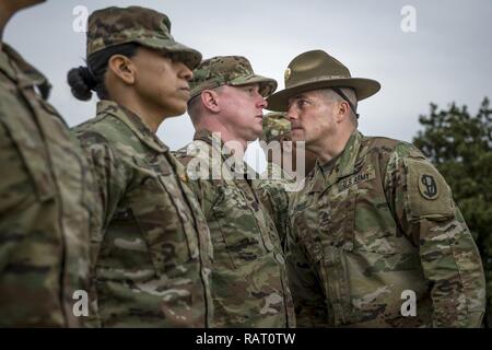 Sgt. 1. Klasse Josua Moeller, U.S. Army Reserve drill instructor und die 2016 US-Armee Noncommissioned Officer des Jahres, nimmt an einem marketing Foto schießen, indem das Amt des Chefs der Armee finden in Fort Belvoir, Virginia, 24.02.14, organisiert von der U.S. Army Reserve zu fördern. Stockfoto