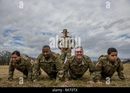 Sgt. 1. Klasse Josua Moeller, U.S. Army Reserve drill instructor und die 2016 US-Armee Noncommissioned Officer des Jahres, nimmt an einem marketing Foto schießen, indem das Amt des Chefs der Armee finden in Fort Belvoir, Virginia, 24.02.14, organisiert von der U.S. Army Reserve zu fördern. Stockfoto