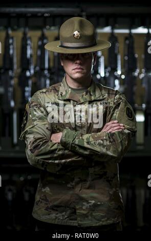 Sgt. 1. Klasse Josua Moeller, U.S. Army Reserve drill instructor und die 2016 US-Armee Noncommissioned Officer des Jahres, nimmt an einem marketing Foto schießen, indem das Amt des Chefs der Armee finden in Fort Belvoir, Virginia, 24.02.14, organisiert von der U.S. Army Reserve zu fördern. Stockfoto