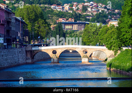 Latin Brücke über den Fluss Miljacka, Sarajevo, Bosnien und Herzegowina Stockfoto