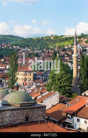 Bascarsija Moschee und Kuppeln von Brusa Bezistan Bazar, Sarajevo, Bosnien und Herzegowina Stockfoto