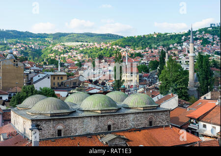 Bascarsija Moschee und Kuppeln von Brusa Bezistan Bazar, Sarajevo, Bosnien und Herzegowina Stockfoto