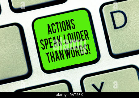 Wort schreiben Text Taten sprechen lauter als Worte. Business Konzept für Make aus mehr weniger reden Taste der Tastatur Absicht erreichen zu erstellen Comput Stockfoto