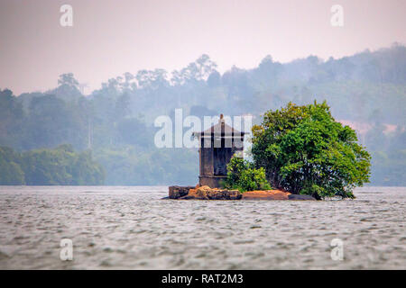 Kleines Heiligtum in der Mitte des Flusses in Sri Lanka Stockfoto