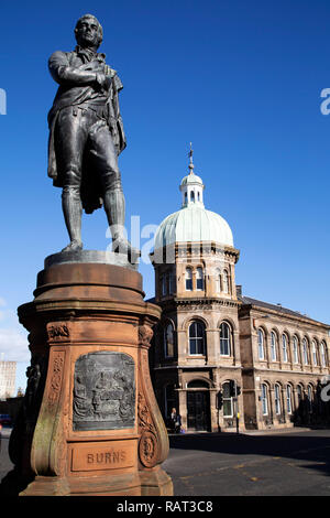 Statue in Erinnerung an Robert Burns in Leith in Edinburgh, Schottland. Burns war Dichter und wird als der Barde von Ayrshire und Ackern und Dichter bekannt. Stockfoto