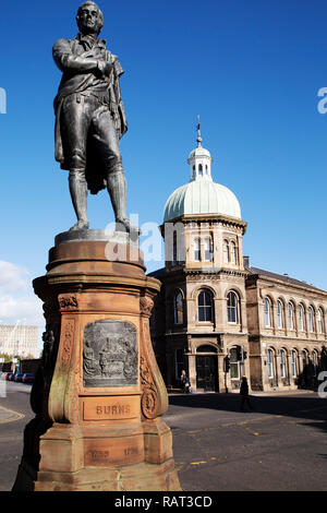 Statue in Erinnerung an Robert Burns in Leith in Edinburgh, Schottland. Burns war Dichter und wird als der Barde von Ayrshire und Ackern und Dichter bekannt. Stockfoto