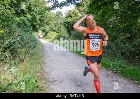 Athleten in das Tier runden laufen von Corfe Castle zu Winspit in Dorset, Großbritannien Stockfoto