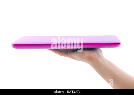 Rosa geschlossen Laptop auf weibliche Hand auf weißen Hintergrund zeigen Stockfoto