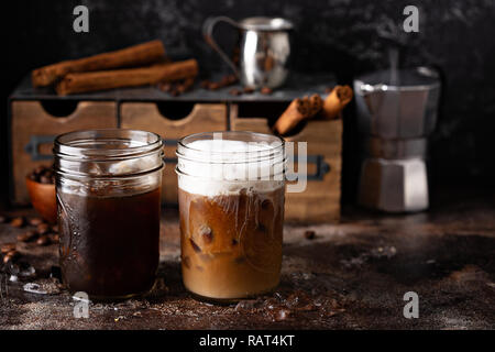 Kalte erfrischenden Eiskaffee in Maurergläser Stockfoto