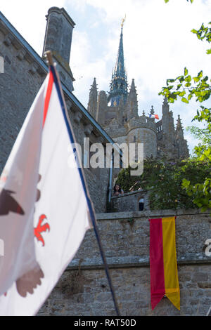 Mont Saint Michel, Frankreich - 17. August 2018: Blick auf den berühmten Le Mont Saint-Michel. Mittelalterliche Flaggen Mont St Michel, Bretagne, Normandie, Frankreich Stockfoto