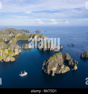 Remote Kalkstein Inseln Aufstieg von der atemberaubenden Küstenlandschaft in Raja Ampat, Indonesien. Dieser vielfältigen Region ist als Herz der Korallen Dreieck bekannt. Stockfoto