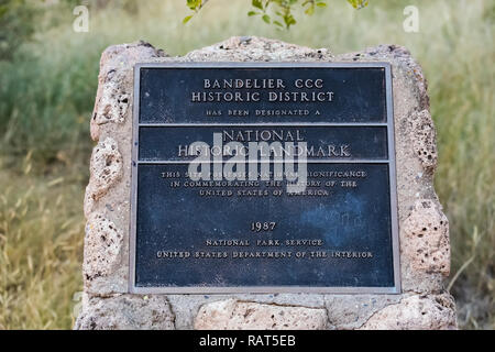 Gedenktafel zu Ehren des CCC, die eine wichtige Rolle bei der Schaffung der Infrastruktur von Bandelier National Monument in der Nähe von Los Alamos, New Mexico, USA hatte Stockfoto