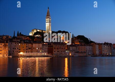Kroatien - Rovinj auf der Halbinsel Istrien. Typisch kroatische Stadt am Meer - Abend. Stockfoto