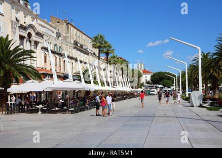 SPLIT, Kroatien - 27. Juni: Menschen laufen die alten Waterfront am 27. Juni 2011 in Split, Kroatien. Im Jahr 2011 11,2 Millionen Touristen besuchten Kroatien, die meisten Th Stockfoto