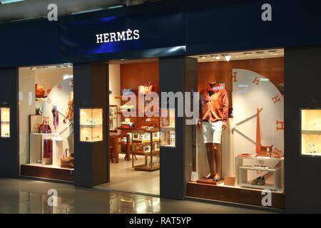 Rom - April 11: Hermes Fashion Store am Flughafen Fiumicino am 11. April 2012 in Rom. Hermes war im Jahr 1837 und 2,4 Mrd. EUR Umsatz wurde im Jahr 2010 gegründet. Stockfoto