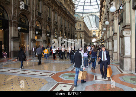 Mailand - 7. Oktober: Vittorio Emmanuele II Shopping Gallery am 7. Oktober 2010 in Mailand, Italien. Im Jahre 1865 eingeweiht, die Galerie behauptet, die älteste zu sein Stockfoto