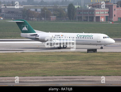 BOLOGNA - 16. Oktober: Fokker 70 von carpatair am 16. Oktober 2010 am Internationalen Flughafen von Bologna. Das Flugzeug Modell wird von Rek relaunched. Stockfoto