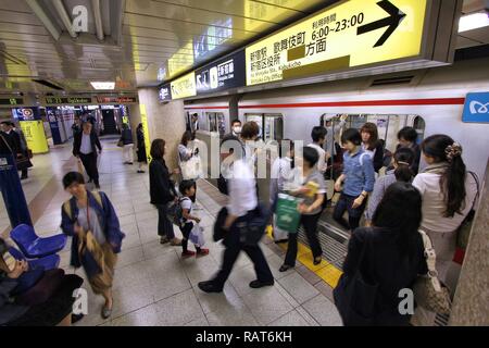 TOKYO, Japan - 11. MAI 2012: Leute Board am Bahnhof Linie Marunouchi der Tokio Metro Station in Tokio. Mit mehr als 3.1 Milliarden jährliche Fahrten, Zu Stockfoto