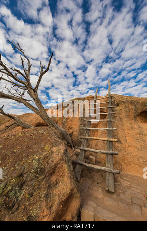 Holzleiter erinnert an eine prähistorische Leiter das Tsankawi prähistorischen Stätten in Bandelier National Monument in der Nähe von Los Alamos, New Mexico Stockfoto