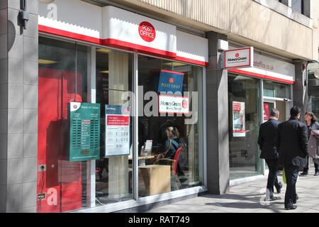 MANCHESTER, Großbritannien - 23 April, 2013: Außenansicht des Post Office in Manchester, UK. Royal Mail wurde 1516 gegründet und beschäftigt mehr als 150.000 Menschen (2013). Stockfoto